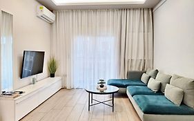 City Center Apartment With A Modern Breeze